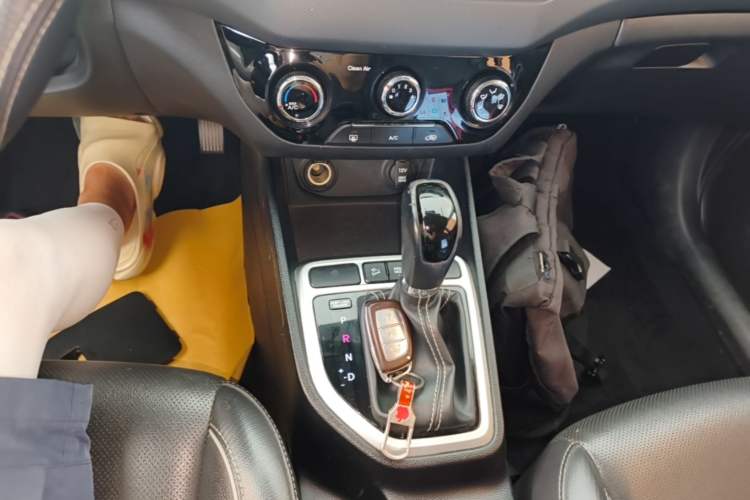 Used Hyundai ix25 2017 1.6L Automatic Smart Version Gear Lever