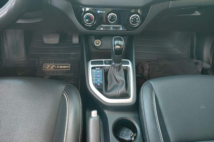 Used Hyundai ix25 2017 1.6L Automatic Smart Version Gear Lever