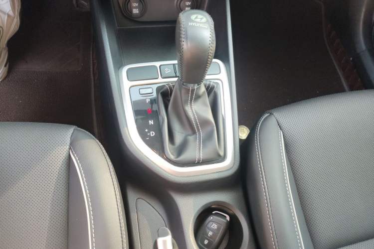 Used Hyundai ix25 2017 1.6L Automatic Smart Version Gear Lever