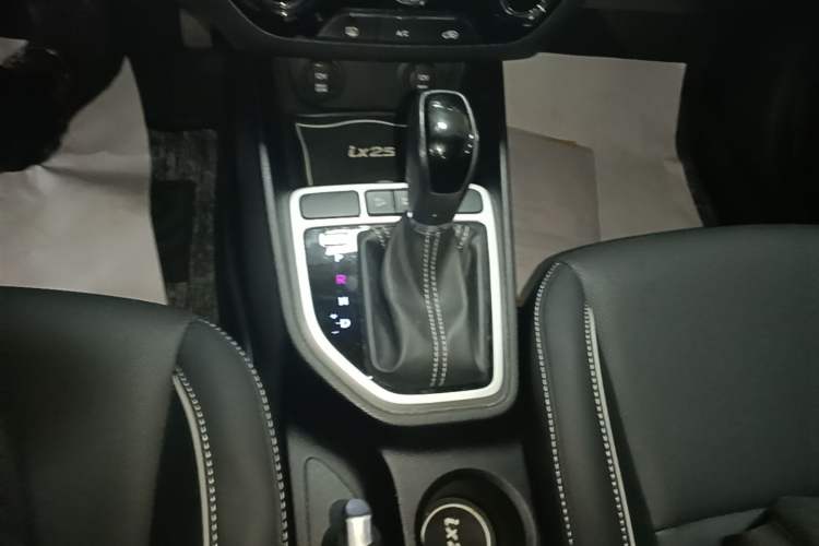 Used Hyundai ix25 2017 1.6L Automatic Smart Version Gear Lever