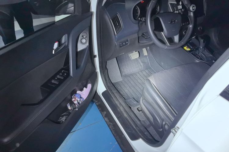 Used Hyundai ix25 2017 1.6L Automatic Smart Version Interior 3