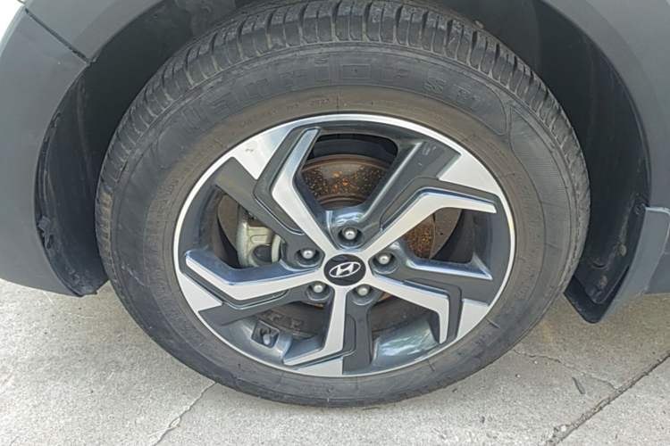 Used Hyundai ix25 2017 1.6L Automatic Smart Version Left Front Wheel Hub