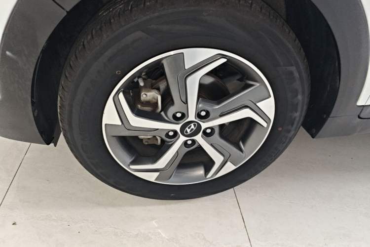 Used Hyundai ix25 2017 1.6L Automatic Smart Version Left Front Wheel Hub