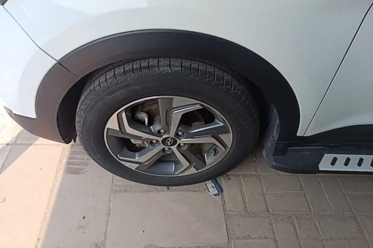 Used Hyundai ix25 2017 1.6L Automatic Smart Version Left Front Wheel Hub