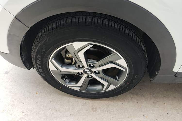 Used Hyundai ix25 2017 1.6L Automatic Smart Version Left Front Wheel Hub