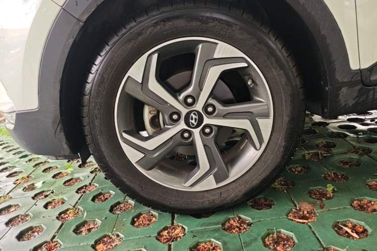 Used Hyundai ix25 2017 1.6L Automatic Smart Version Left Front Wheel Hub
