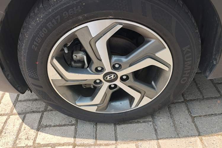 Used Hyundai ix25 2017 1.6L Automatic Smart Version Left Front Wheel Hub