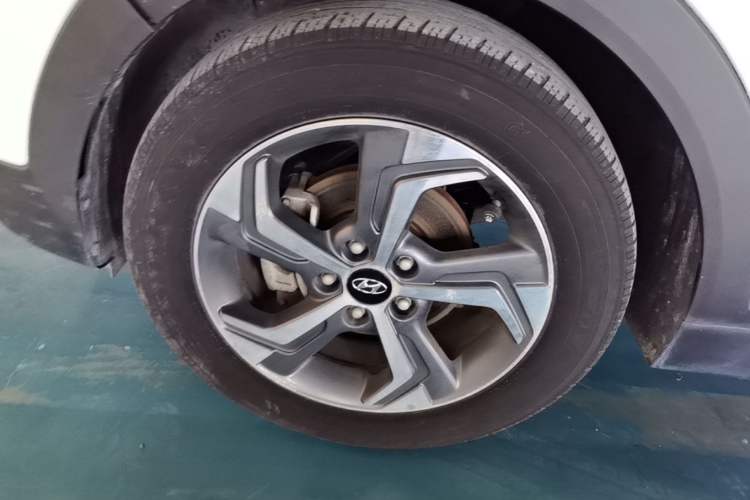 Used Hyundai ix25 2017 1.6L Automatic Smart Version Left Front Wheel Hub
