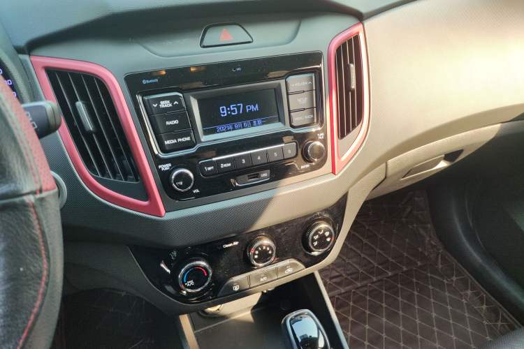 Used Hyundai ix25 2017 1.6L Automatic Smart Version Audio And AC Panel