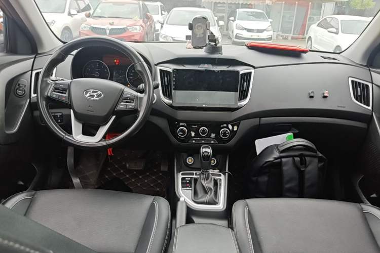 Used Hyundai ix25 2017 1.6L Automatic Smart Version Center Console