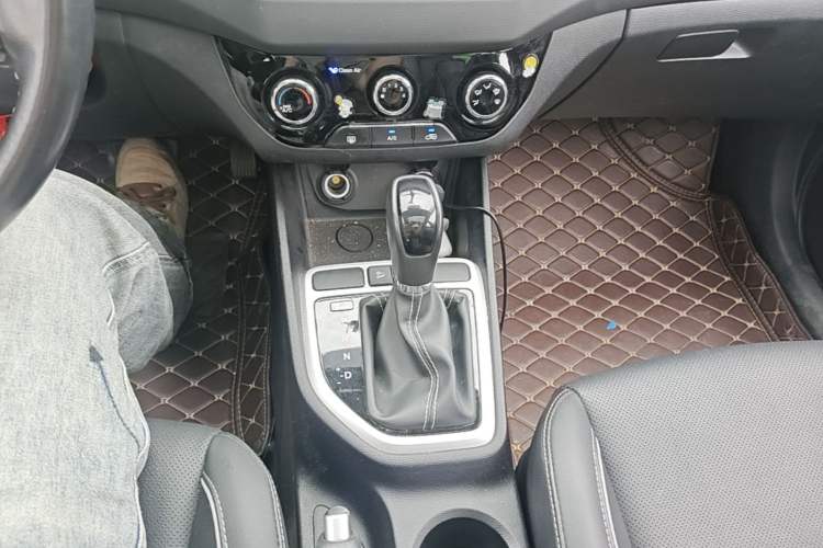 Used Hyundai ix25 2017 1.6L Automatic Smart Version Gear Lever