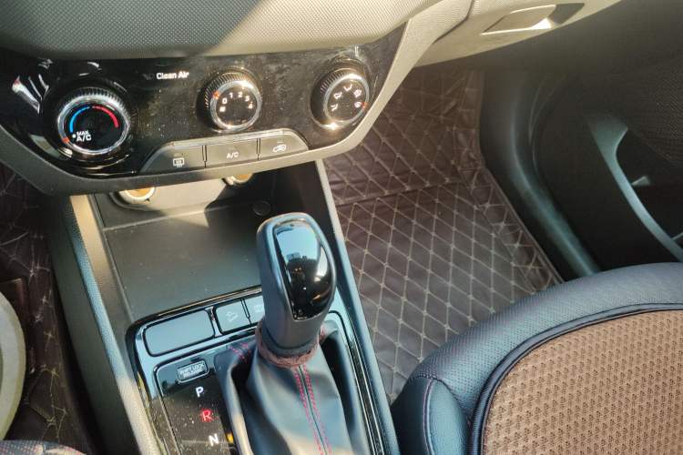 Used Hyundai ix25 2017 1.6L Automatic Smart Version Gear Lever