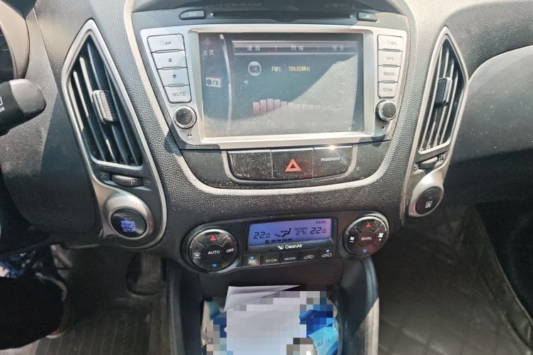 Used Hyundai ix35 2010 2.0L Automatic 4x4 Premium GLS Trim Audio And AC Panel