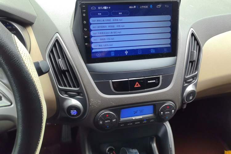 Used Hyundai ix35 2010 2.0L Automatic Two-Wheel Drive Elite Edition GLS Audio And AC Panel
