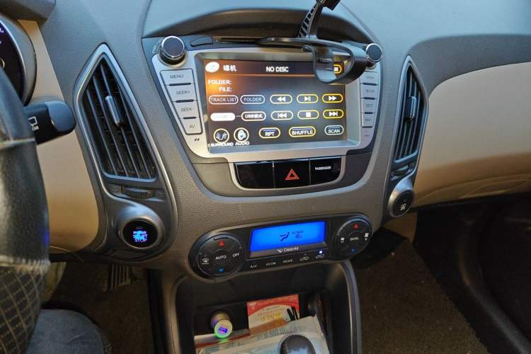 Used Hyundai ix35 2010 2.0L Automatic 4x4 Premium GLS Trim Audio And AC Panel