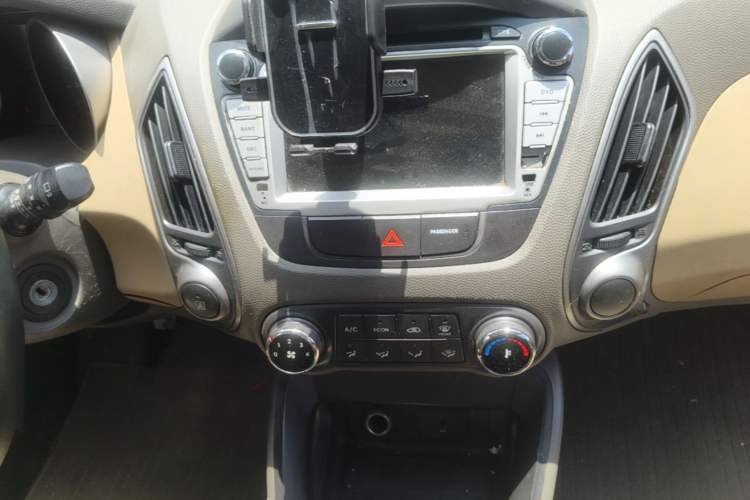 Used Hyundai ix35 2010 2.0L Manual Two-Wheel Drive New Edition GL Audio And AC Panel