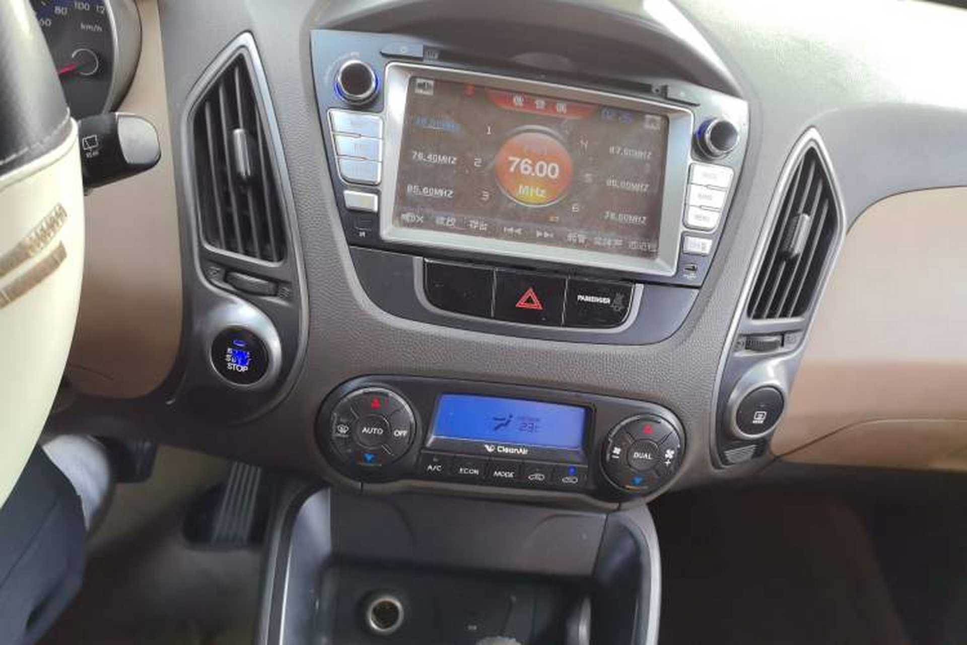Used Hyundai ix35 2010 2.0L Automatic Two-Wheel Drive Elite Edition GLS Audio And AC Panel
