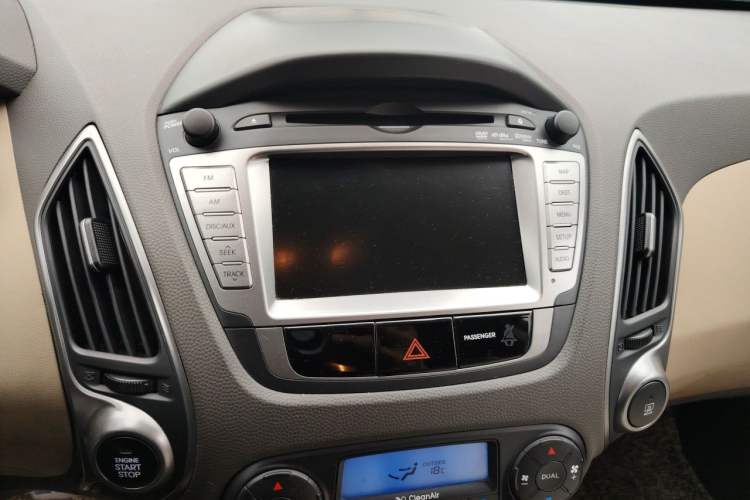 Used Hyundai ix35 2010 2.4L Automatic 4x4 GLS Navigation Edition Audio And AC Panel