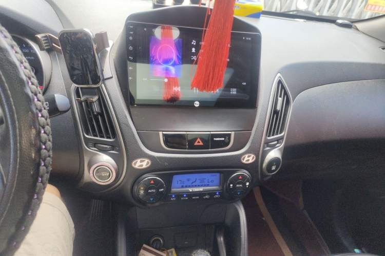 Used Hyundai ix35 2010 2.0L Automatic Two-Wheel Drive Elite Edition GLS Audio And AC Panel