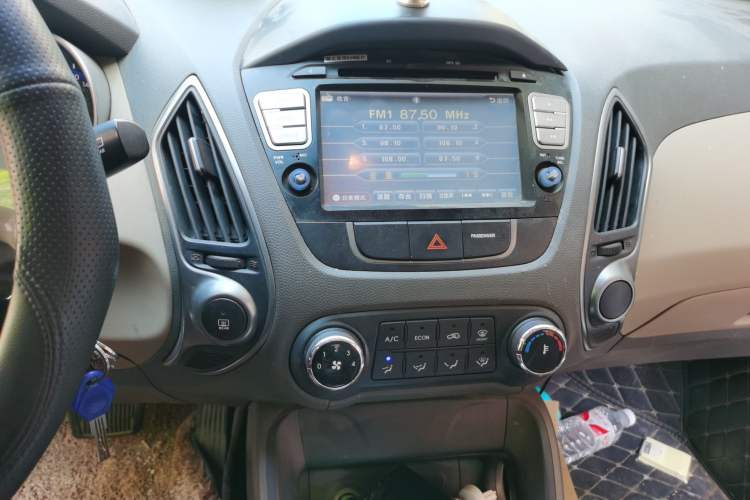Used Hyundai ix35 2010 2.0L Automatic Two-Wheel Drive New Edition GL Audio And AC Panel