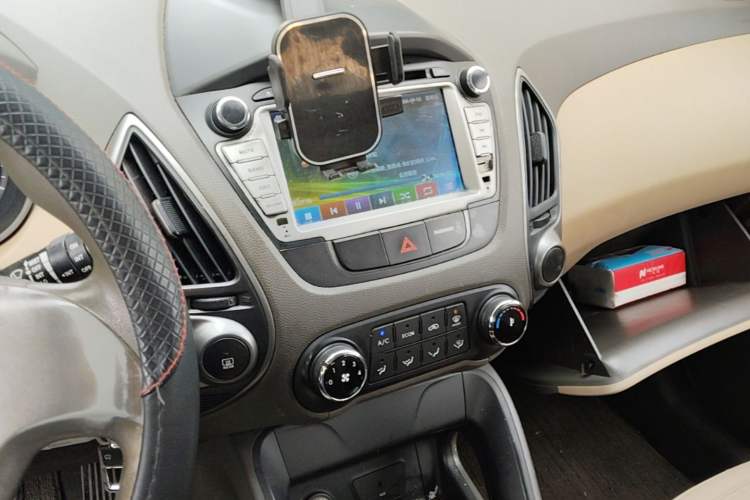 Used Hyundai ix35 2010 2.0L Manual Two-Wheel Drive New Edition GL Audio And AC Panel