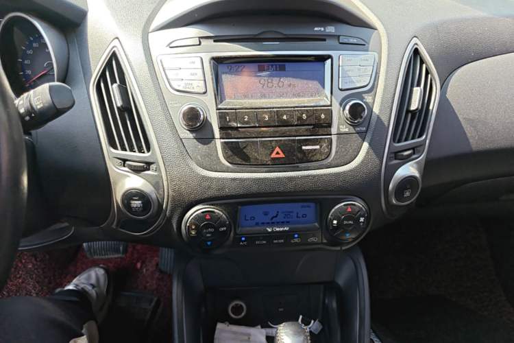 Used Hyundai ix35 2010 2.0L Automatic Two-Wheel Drive Elite Edition GLS Audio And AC Panel