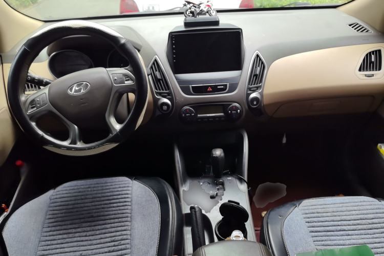 Used Hyundai ix35 2010 2.0L Automatic Two-Wheel Drive Elite Edition GLS Center Console