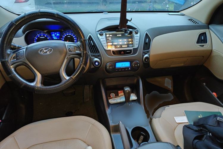 Used Hyundai ix35 2010 2.0L Automatic 4x4 Premium GLS Trim Center Console
