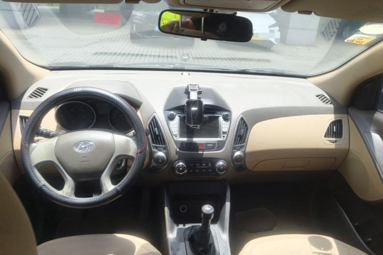Used Hyundai ix35 2010 2.0L Manual Two-Wheel Drive New Edition GL Center Console