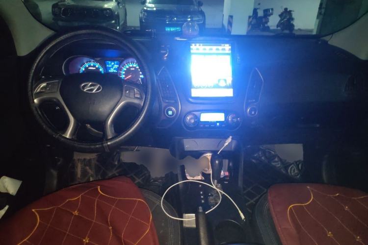Used Hyundai ix35 2010 2.0L Automatic Two-Wheel Drive Elite Edition GLS Center Console