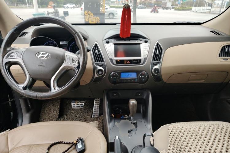Used Hyundai ix35 2010 2.4L Automatic 4x4 GLS Navigation Edition Center Console