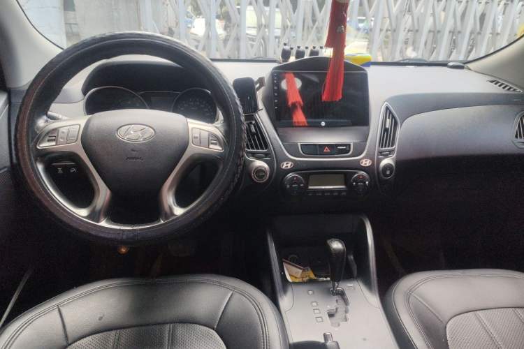 Used Hyundai ix35 2010 2.0L Automatic Two-Wheel Drive Elite Edition GLS Center Console