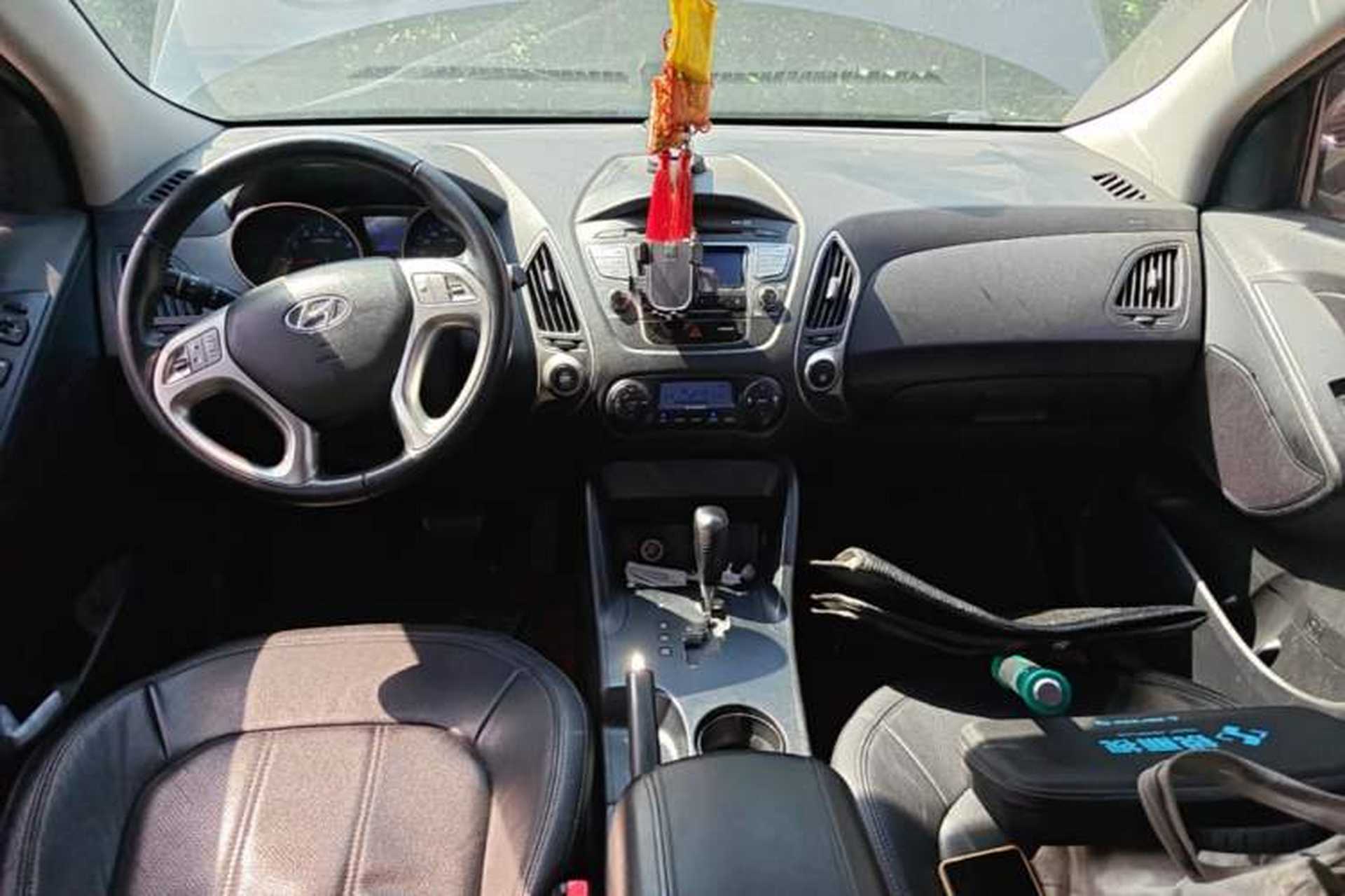 Used Hyundai ix35 2010 2.0L Automatic Two-Wheel Drive Elite Edition GLS Center Console
