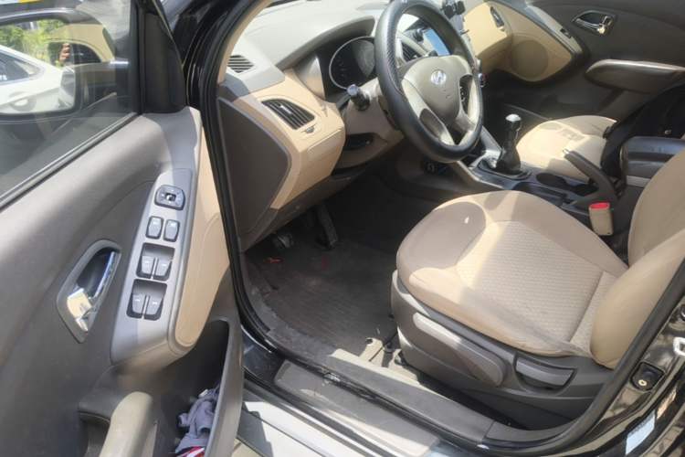 Used Hyundai ix35 2010 2.0L Manual Two-Wheel Drive New Edition GL Driver Seat