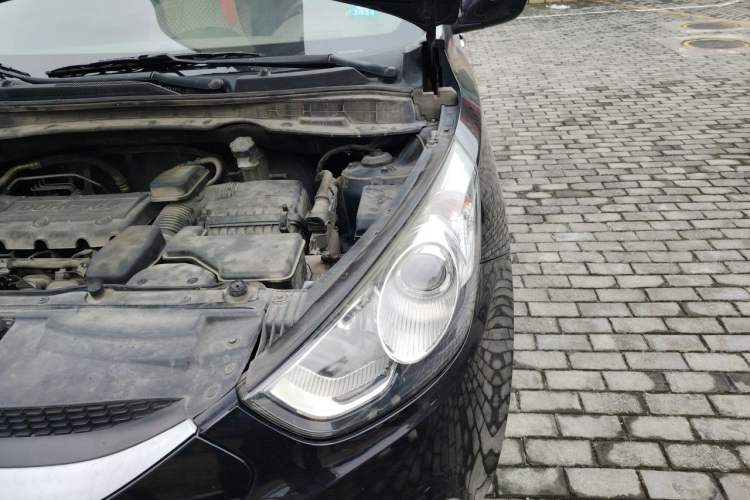 Used Hyundai ix35 2010 2.4L Automatic 4x4 GLS Navigation Edition Engine Bay Left