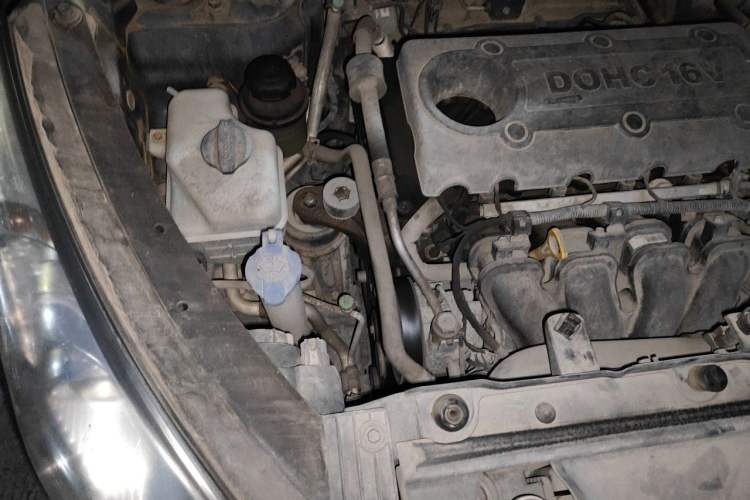 Used Hyundai ix35 2010 2.0L Automatic 4x4 Premium GLS Trim Engine Bay Right
