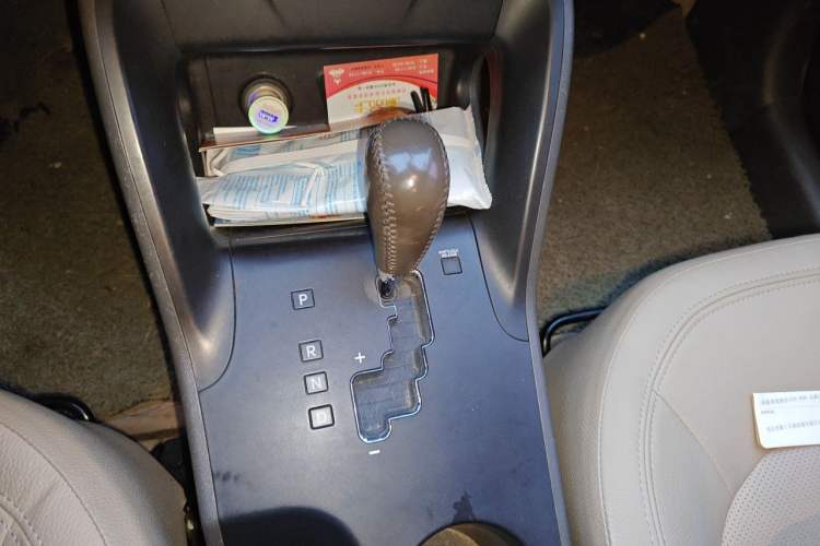 Used Hyundai ix35 2010 2.0L Automatic 4x4 Premium GLS Trim Gear Lever