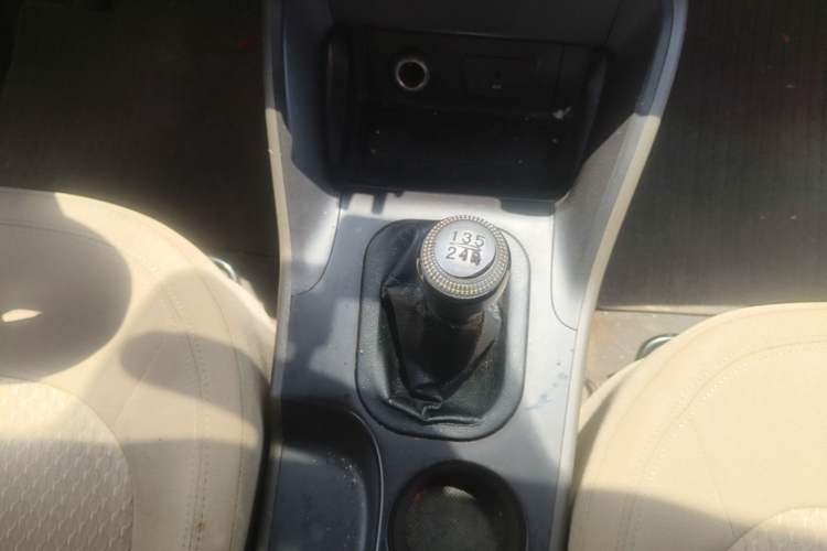Used Hyundai ix35 2010 2.0L Manual Two-Wheel Drive New Edition GL Gear Lever