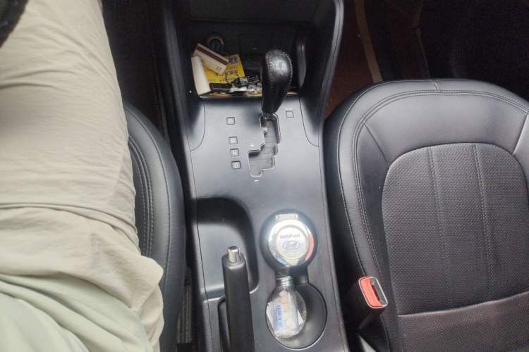 Used Hyundai ix35 2010 2.0L Automatic Two-Wheel Drive Elite Edition GLS Gear Lever