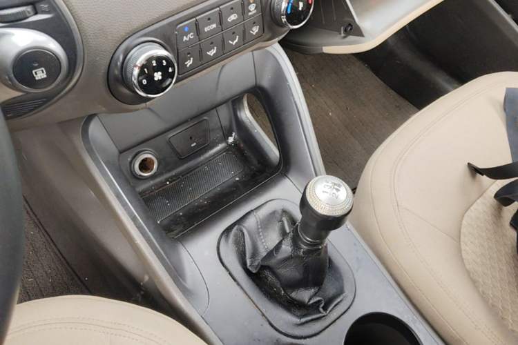Used Hyundai ix35 2010 2.0L Manual Two-Wheel Drive New Edition GL Gear Lever