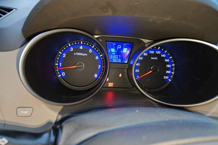 Used Hyundai ix35 2010 2.0L Automatic 4x4 Premium GLS Trim Odometer Close Up