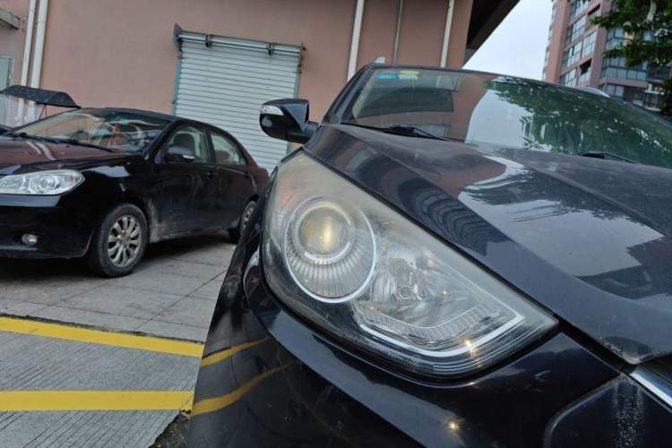 Used Hyundai ix35 2010 2.0L Automatic 4x4 Premium GLS Trim Right Front Headlight