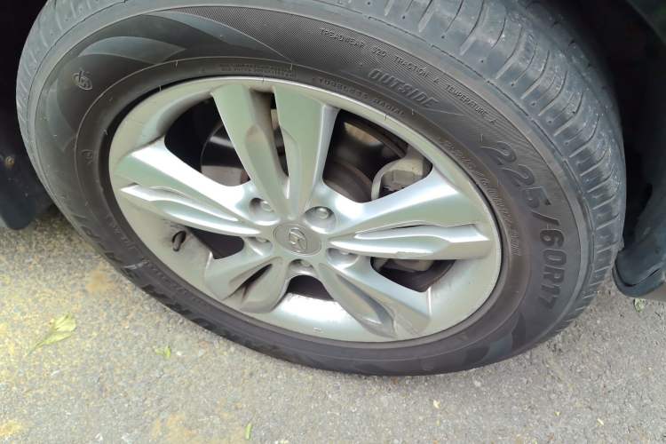 Used Hyundai ix35 2010 2.0L Automatic Two-Wheel Drive Elite Edition GLS Right Front Wheel Hub