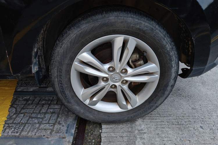 Used Hyundai ix35 2010 2.0L Automatic 4x4 Premium GLS Trim Right Front Wheel Hub