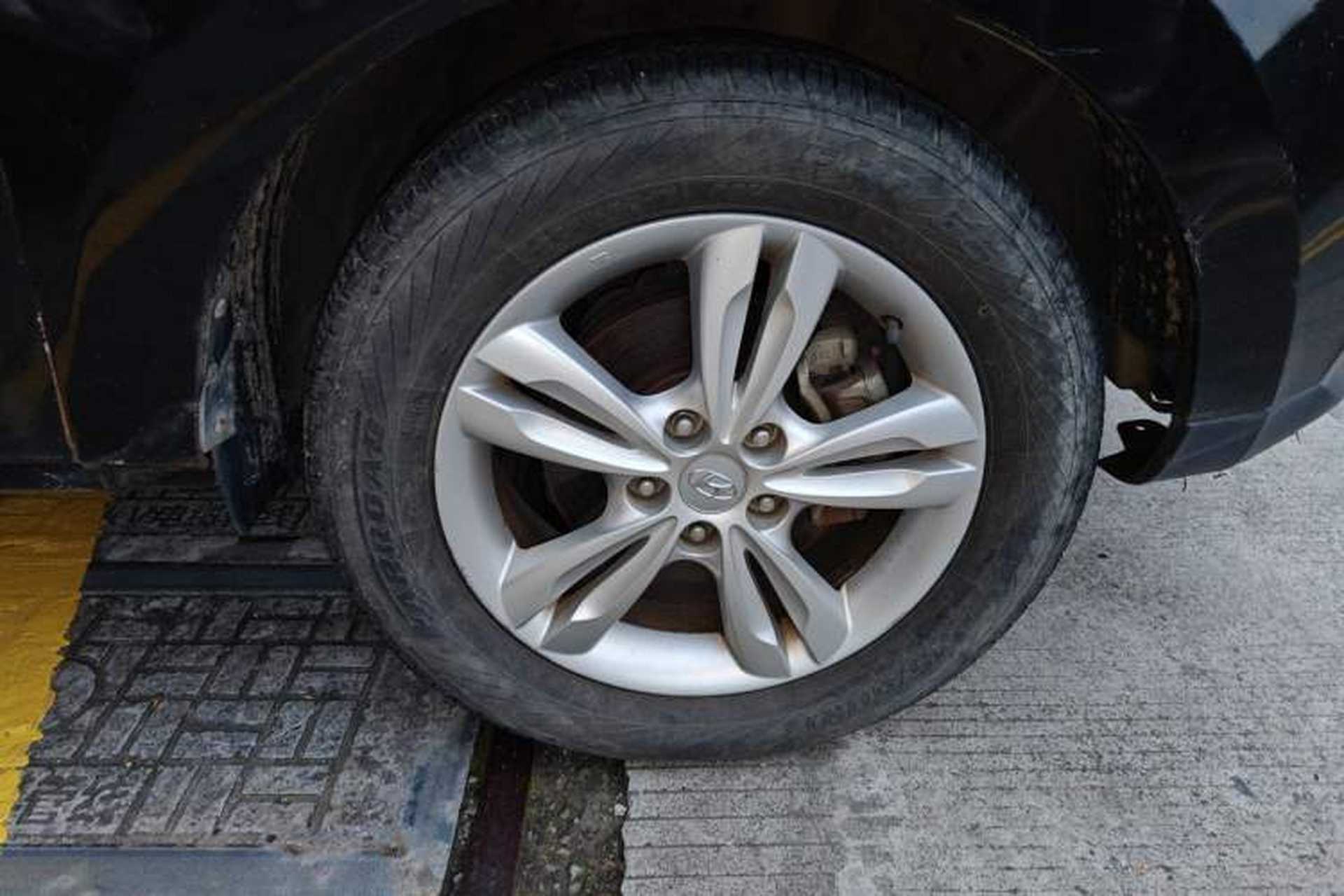 Used Hyundai ix35 2010 2.0L Automatic 4x4 Premium GLS Trim Right Front Wheel Hub