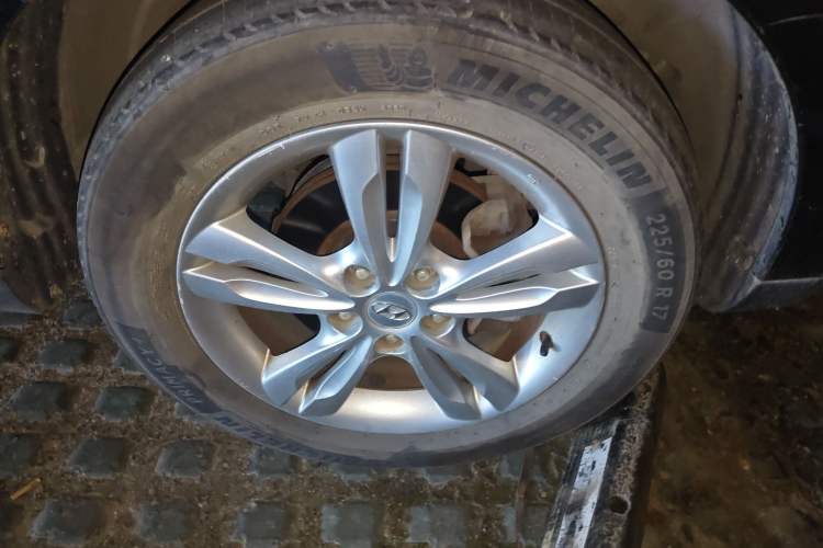 Used Hyundai ix35 2010 2.0L Automatic Two-Wheel Drive Elite Edition GLS Right Front Wheel Hub
