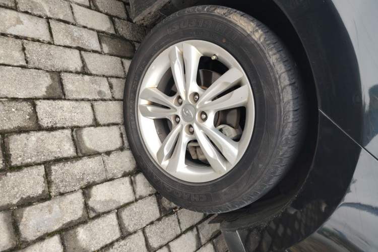 Used Hyundai ix35 2010 2.4L Automatic 4x4 GLS Navigation Edition Right Front Wheel Hub