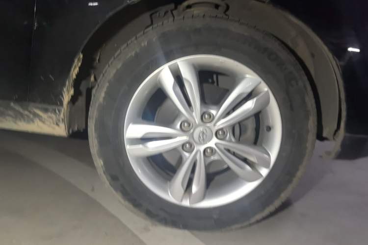 Used Hyundai ix35 2010 2.4L Automatic 2WD Prestige GLS Trim Right Front Wheel Hub