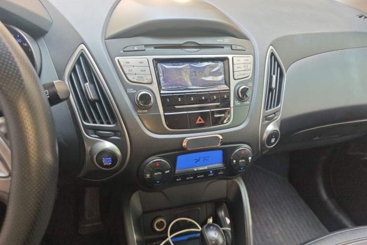 Used Hyundai ix35 2010 2.0L Automatic Two-Wheel Drive Elite Edition GLS Audio And AC Panel