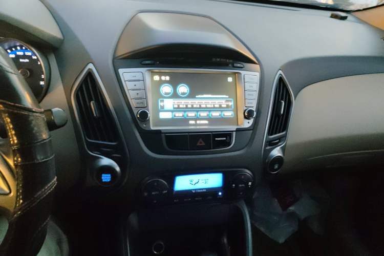 Used Hyundai ix35 2010 2.0L Automatic 4x4 Premium GLS Trim Audio And AC Panel